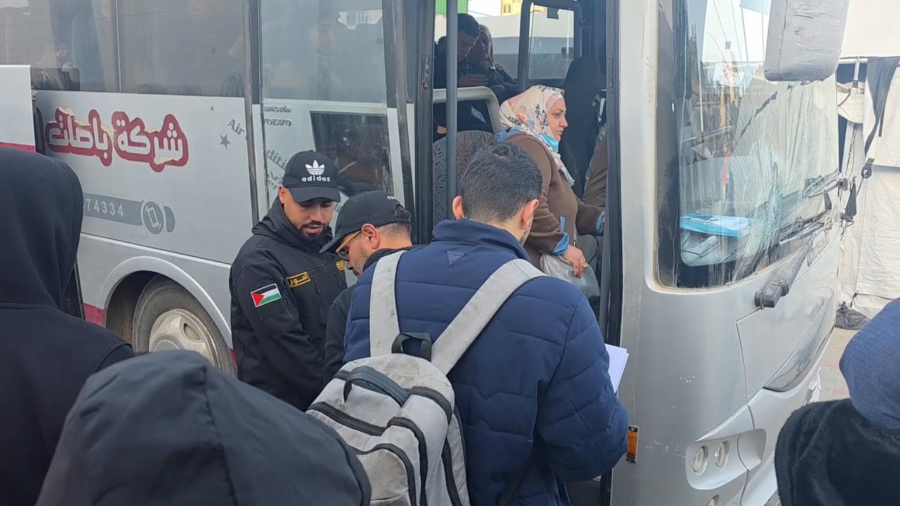 مرضى وجرحى ومرافقوهم يتوجهون إلى معبر رفح الحدودي مع مصر للسفر من أجل العلاج خارج قطاع غزة
