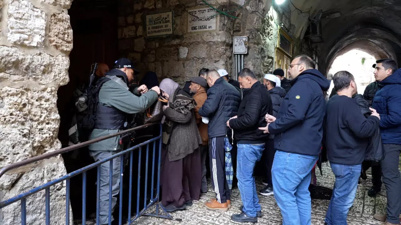 Israel limita el acceso de palestinos a Al-Aqsa y eleva el control en el primer viernes de Ramadán