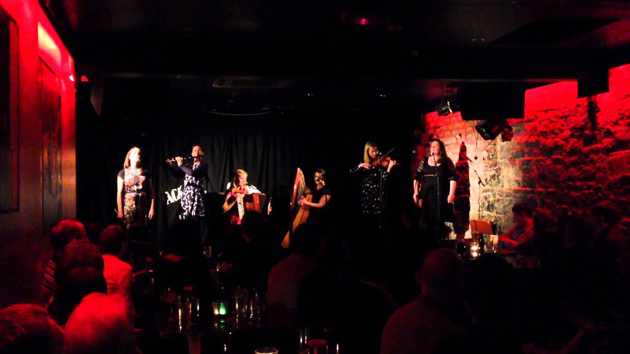 Liadan singing the broom at Dolans warehouse limerick