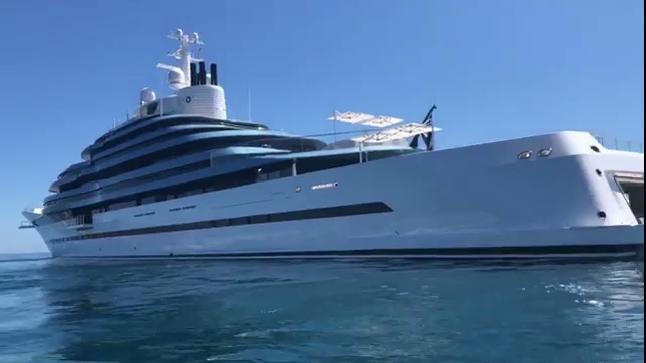 PUERTO BANUS MARBELLA.Yate KAOS    110 m,de eslora un yate de lujo de 300millones €☀️⚓️