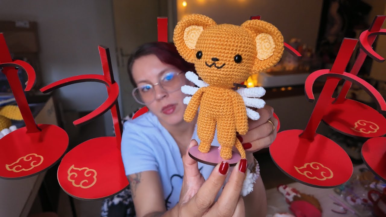 Usando a máquina à laser! Criei um suporte para amigurumis | Studio Vlog • Notivagar