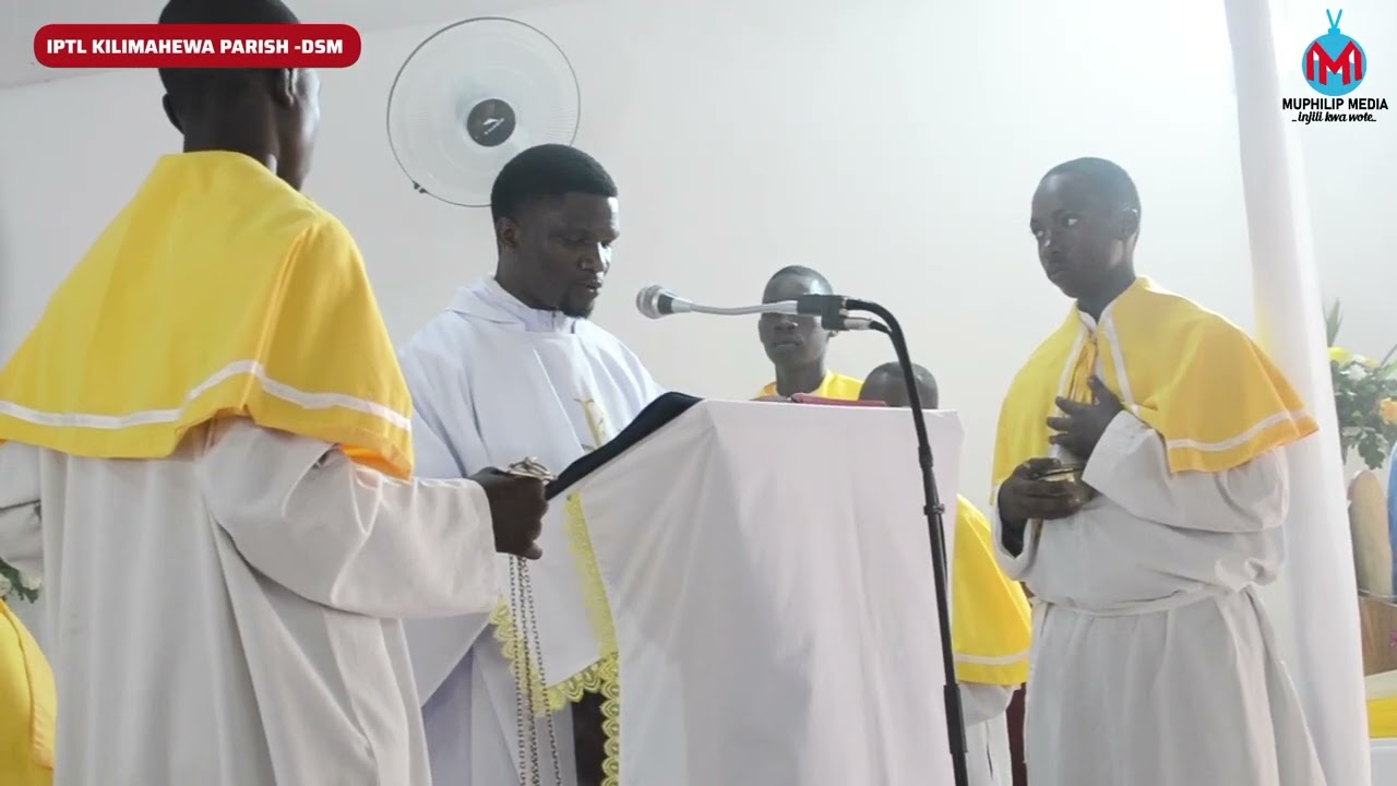 MTU ATAMWACHA BABAYE NA MAMAYE ATAAMBATANA NA MKEWE,PADRI SABUNI AKISOMA INJILI.