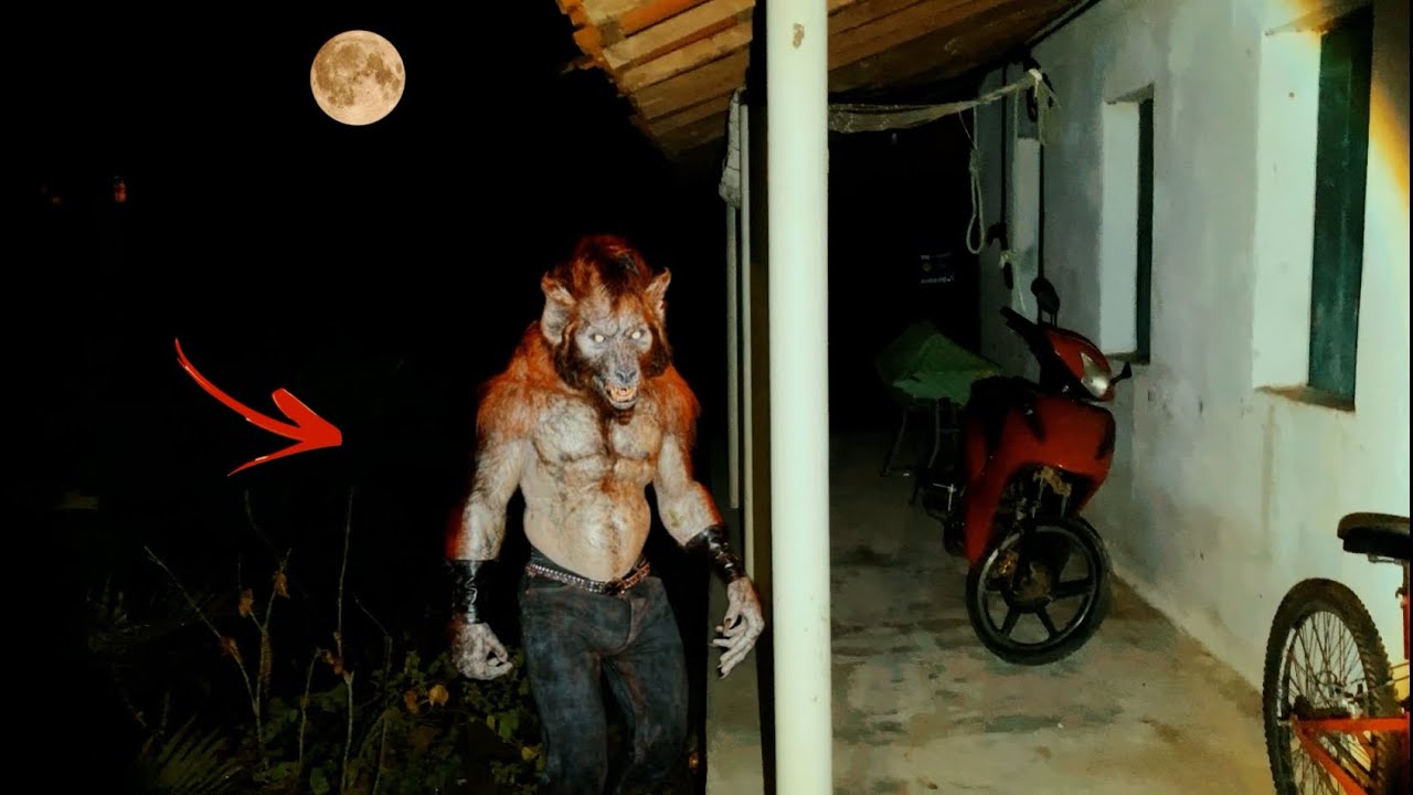 LOBISOMEM APARECE NA VARANDA DA MINHA CASA UIVANDO - cenas de pânico 😨🐺