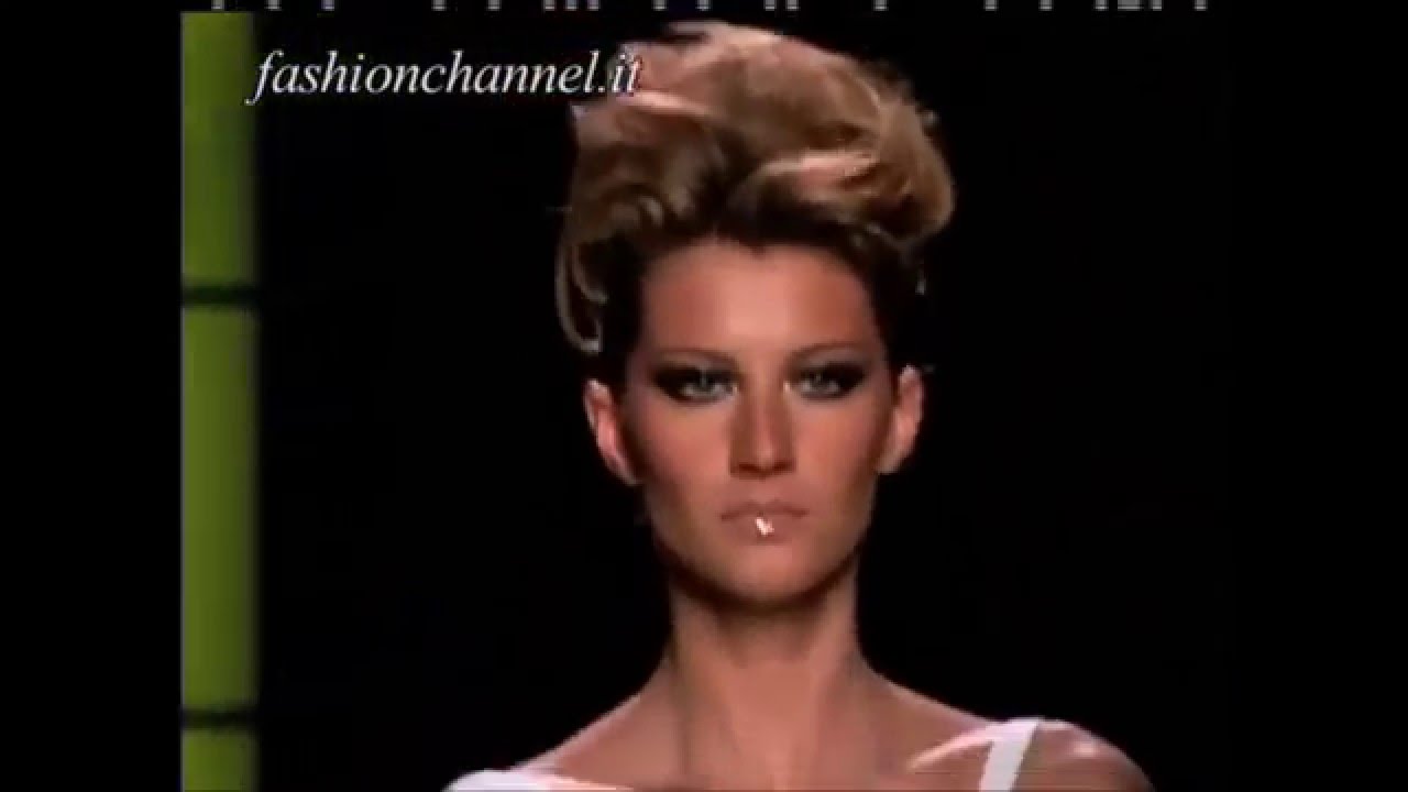 Gisele Bundchen   Versace Spring Summer 2001