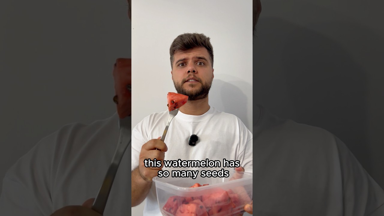 Как избавиться от косточек в арбузе: по-балкански🍉🐓#смешно #юмор #реакция #какэтосделать