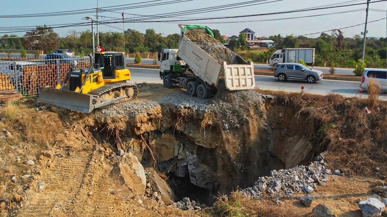 Amazing dozer SHANTUI Clear Push Stone and Dump Truck 25ton Unloading