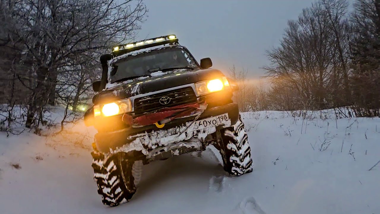 Едут ли трактора в глубоком снегу?