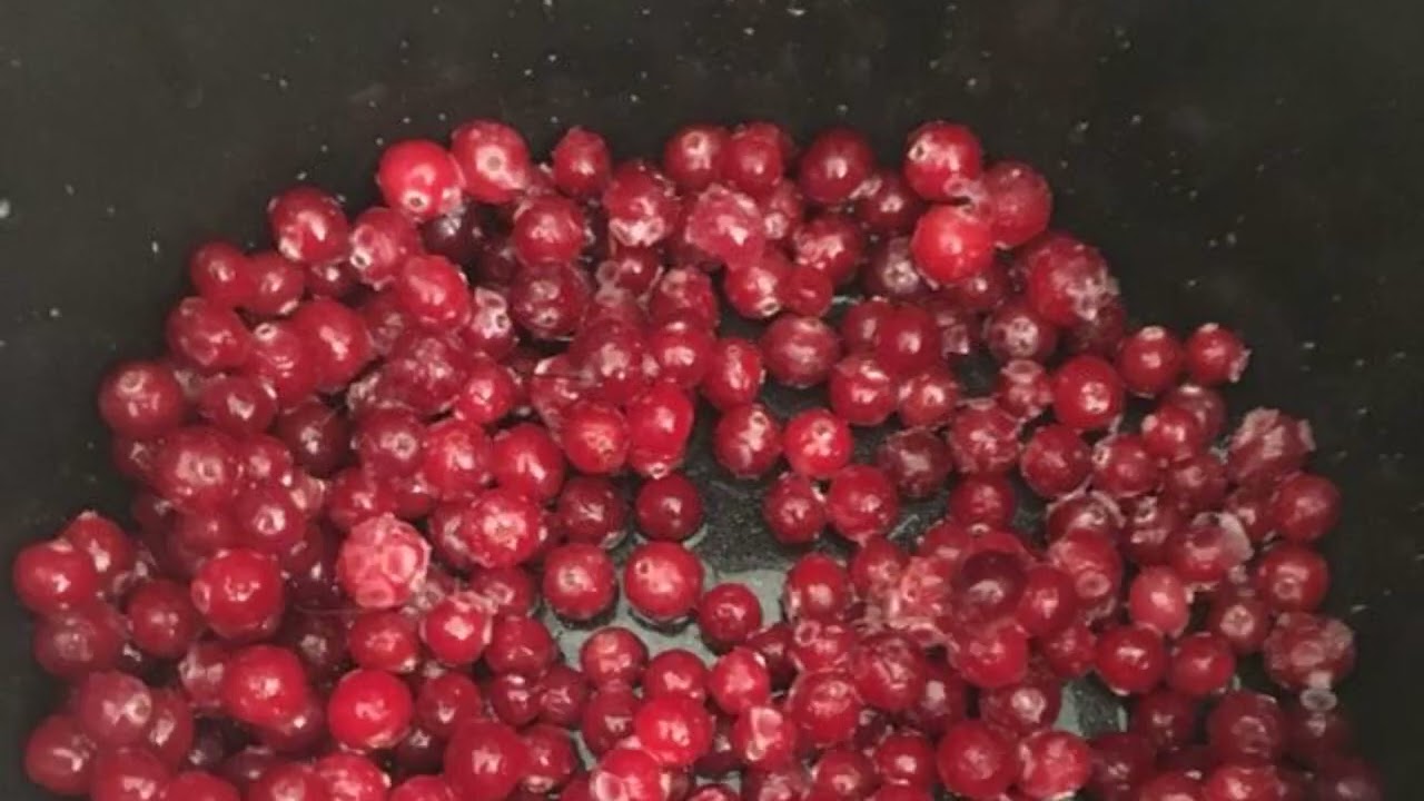 Lingonberry juice in a slow cooker