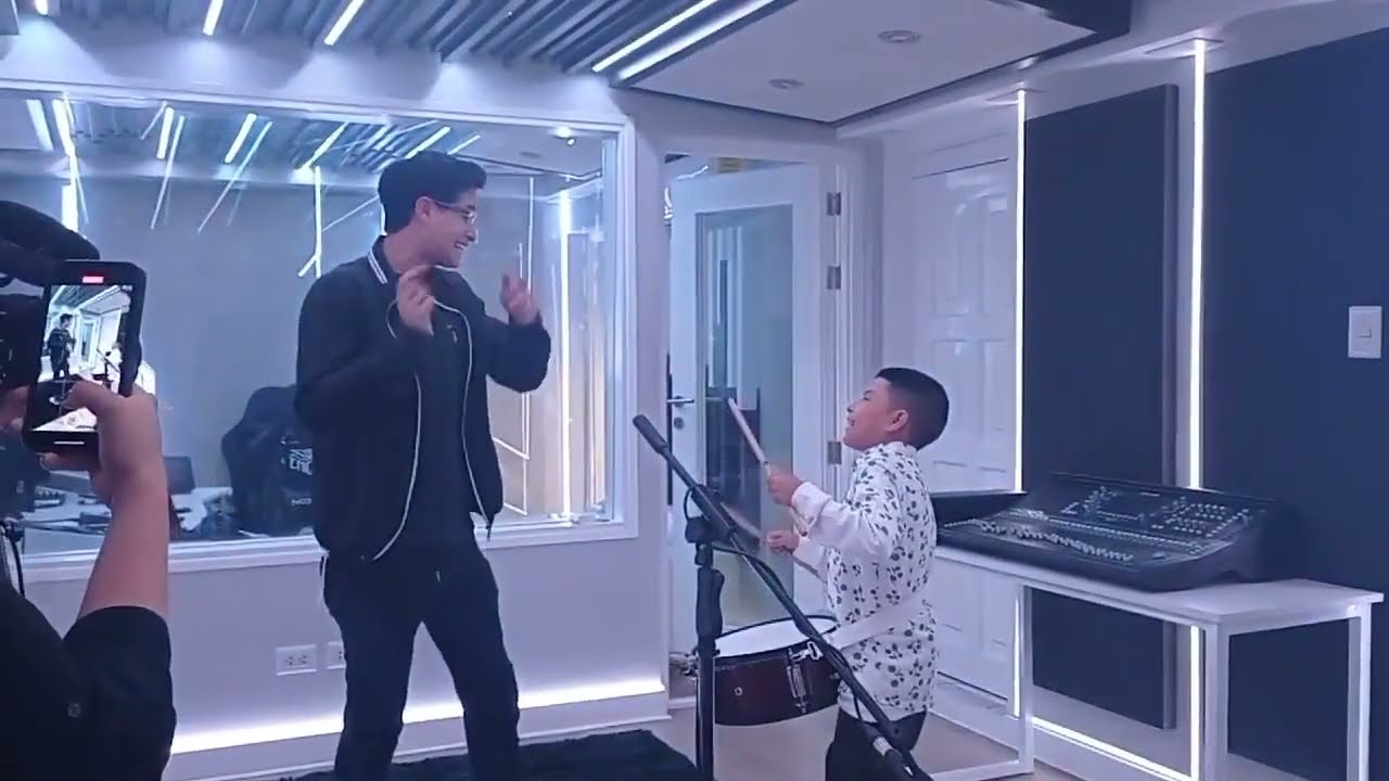 TONY SUCCAR Y ANGELITO EL TIMBALERO (¡CUMPLE SU SUEÑO!; En El Estudio)