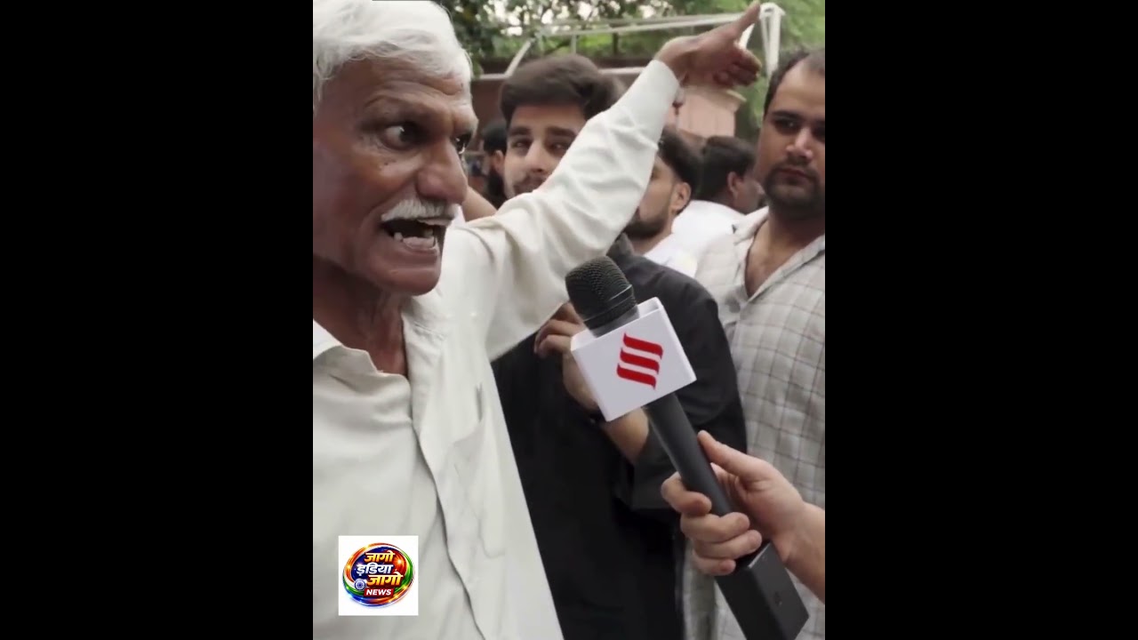 Elderly Man Expresses Anger During Congress Protest Against Election Commission at Rajghat