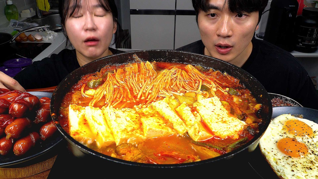 신혼부부 처음 만든 김치찌개 맛있을까? 돼지김치찌개, 비엔나 소세지, 계란후라이 조합 집밥 먹방 브이로그 ASMR
