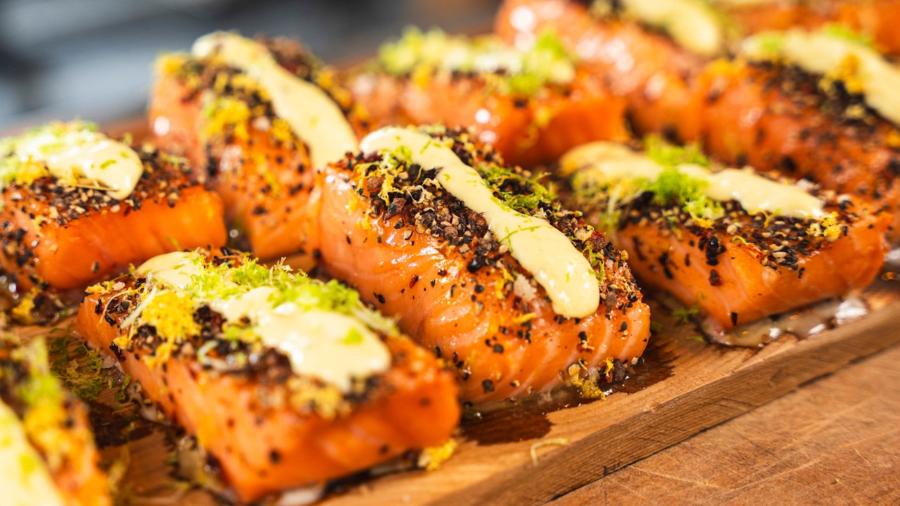 Zo maak je Zalmbonbons met Mango-Limoensaus op de BBQ 🥭🍋‍🟩