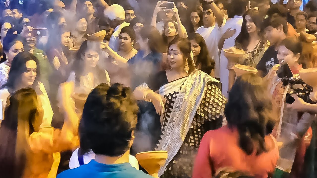 DURGA PUJA DANCE 2019 | BEAUTIFUL GIRLS DANCING TO THE RHYTHM OF THE DHAK AT SAMAJ SEBI DURGA PUJA
