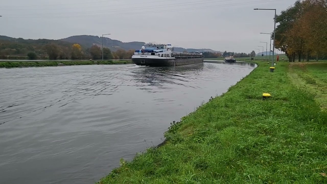 Begegnung der Binnenschiffe Timaja und Rolf an der Schleuse Harrbach
