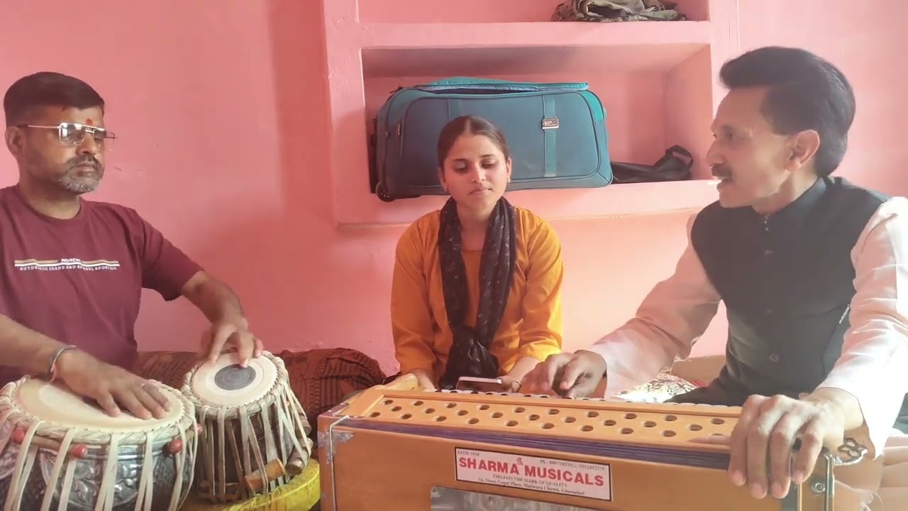 होली है रे रसिया 