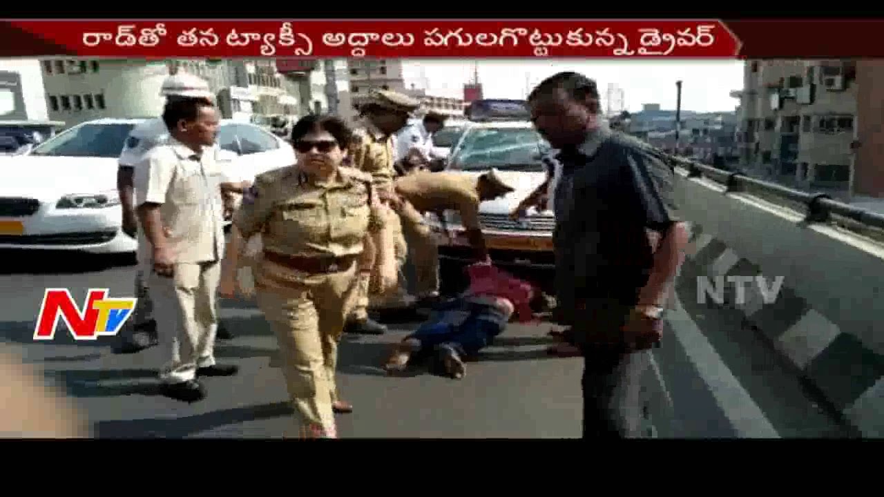 Lady IPS Officer Controls Traffic in Hyderabad || NTV