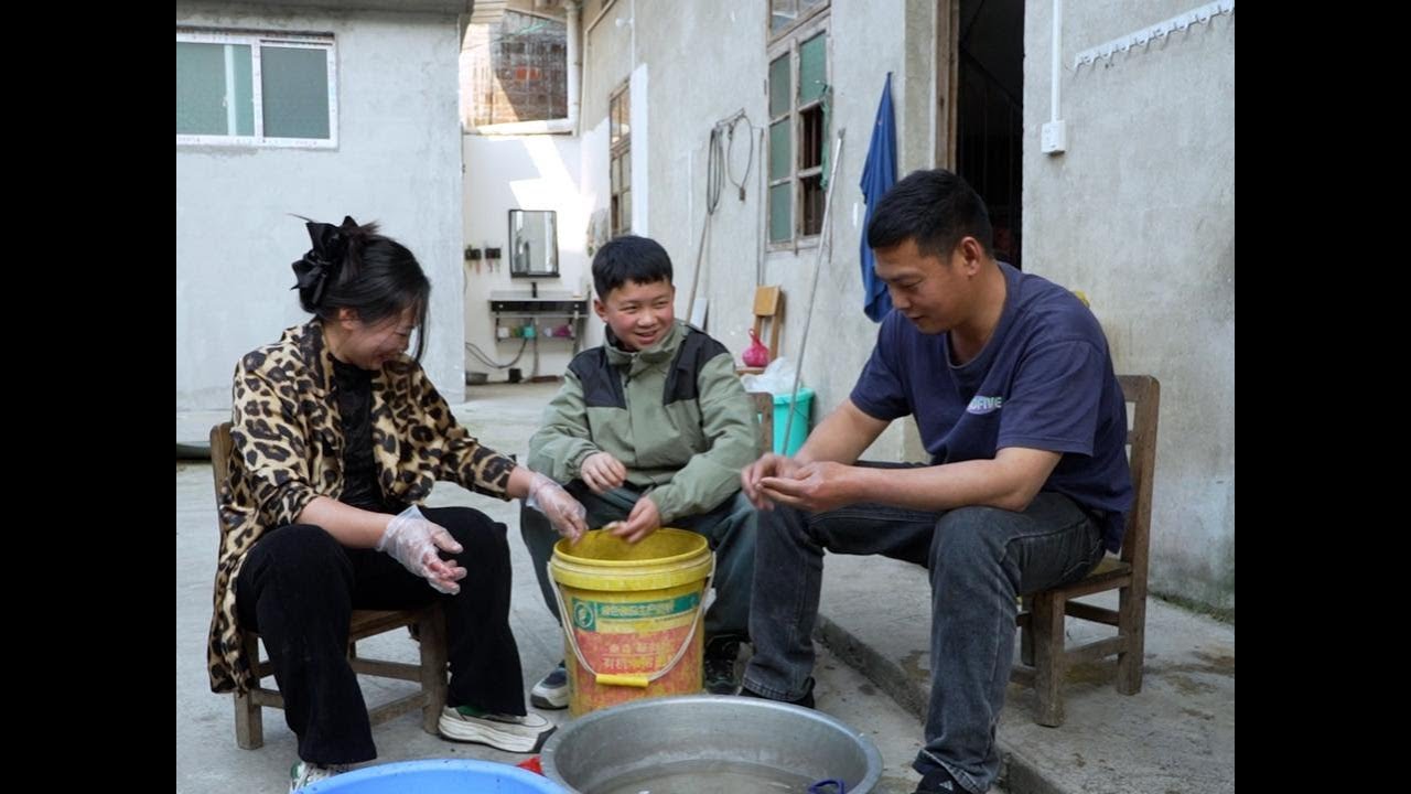 阿勋又来套路阿琪的竹鼠，帮这帮那的真勤快，小机灵鬼太逗了