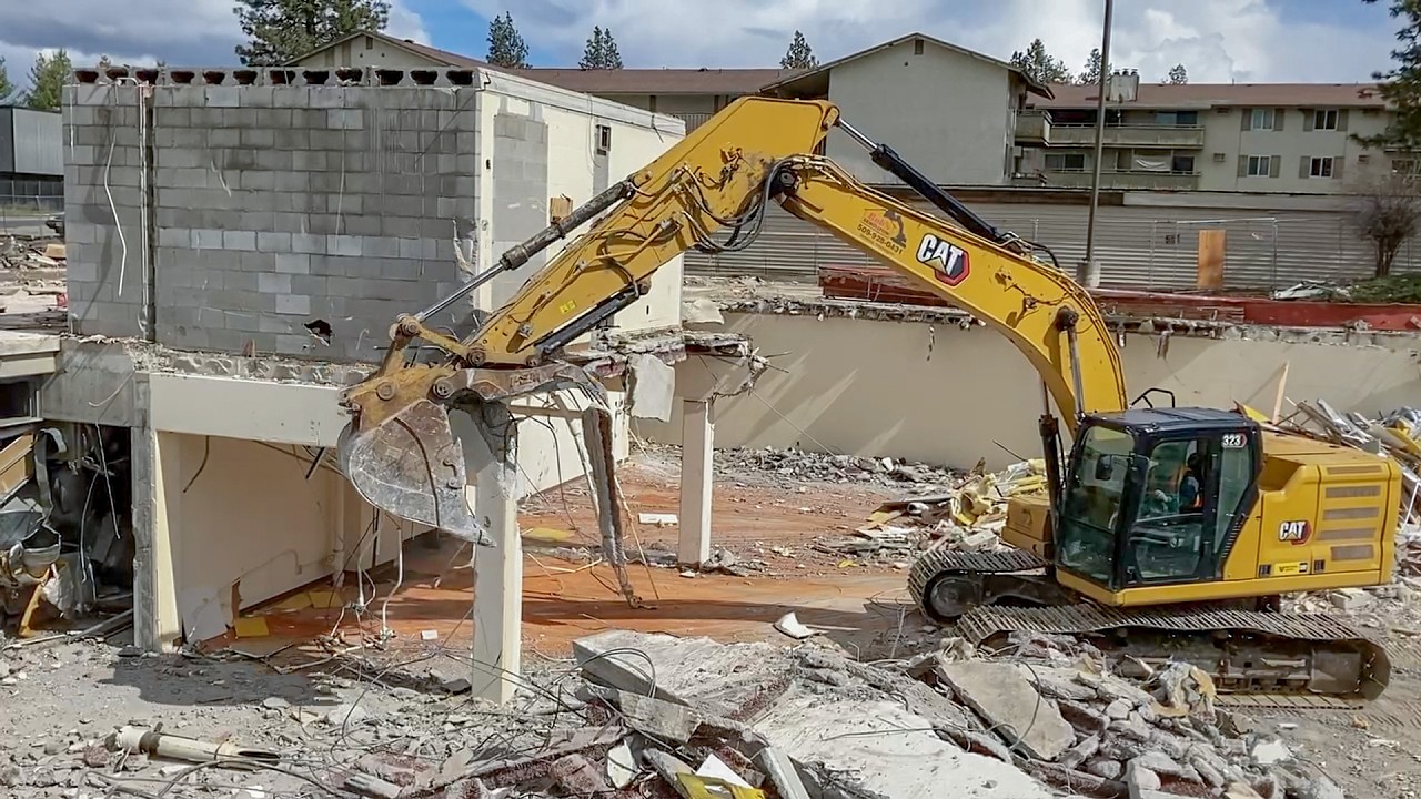 Снос банковского хранилища и обрушение подвала с помощью экскаватора Caterpillar 323