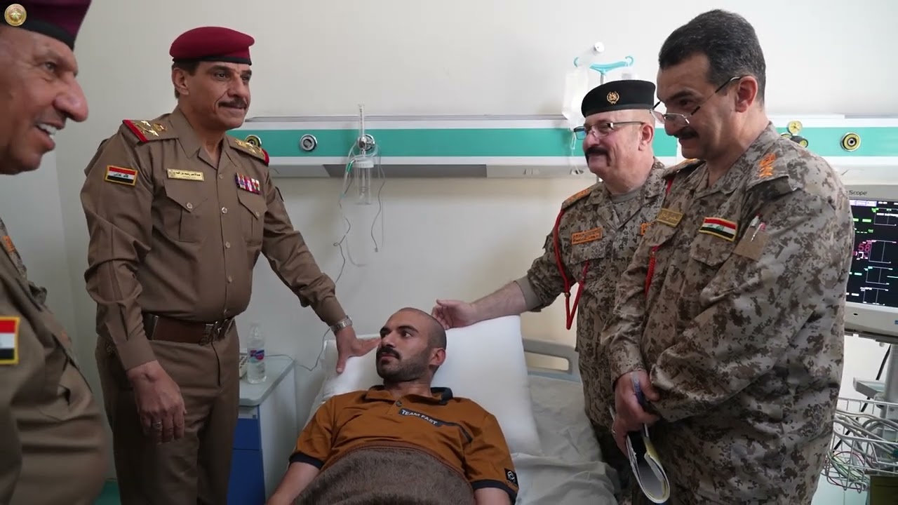 رئيس أركان الجيش يتفقد عدداً من طلاب الدورة (٨٩) الراقدين في مستشفى الحسين العسكري