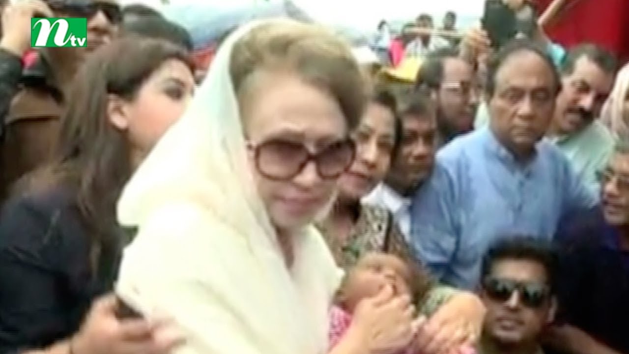 Khaleda Zia distributes relief to Rohingyas in Cox'sbazar Camp