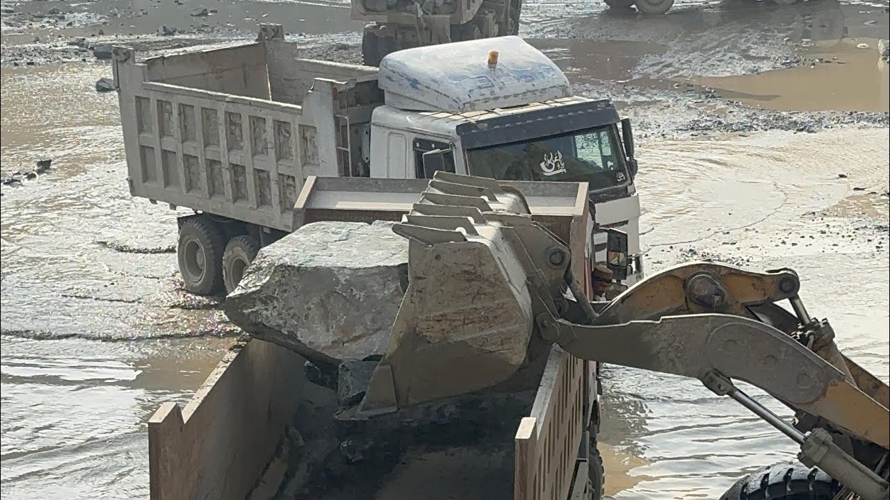 Caterpillar 966E Rock Loading Process &ndash; Full Operation