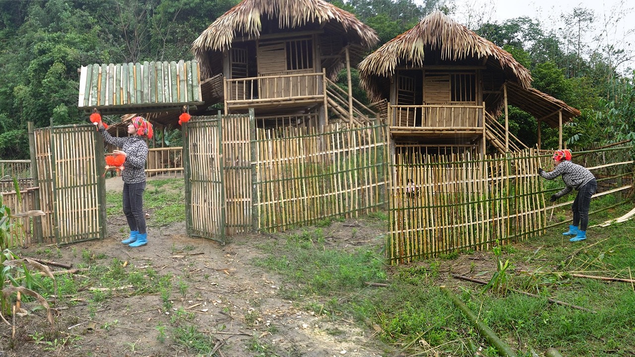 Single Mom’s Busy Day: Making a Bamboo Fence and Selling Bananas for Lunar New Year