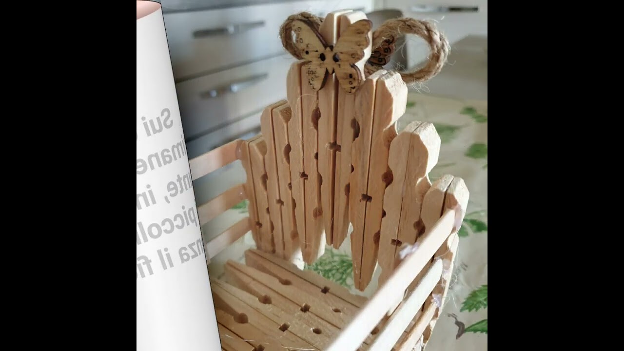 Culla con mollette di legno e bastoncini dei ghiaccioli