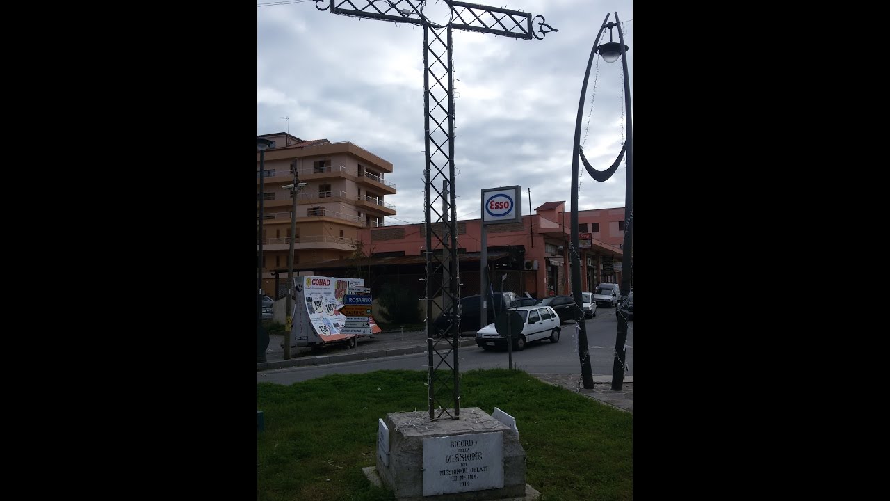 GIOIA TAURO -LA CROCE DEGLI OBLATI AL CENTRO DELLA ROTATORIA DEL QUADRIVIO SBAGLIA