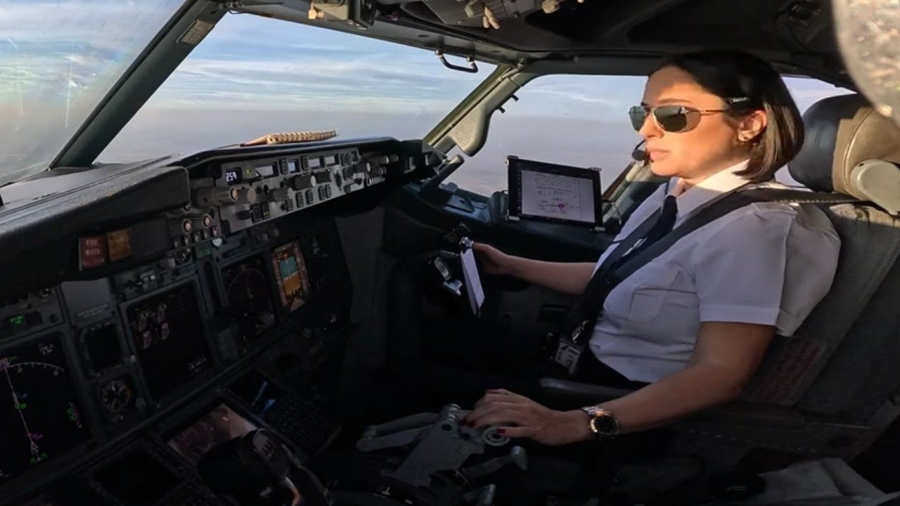 Beautiful Female Pilot Landing Her Boeing B737 800 | Cockpit View | GoPro 12