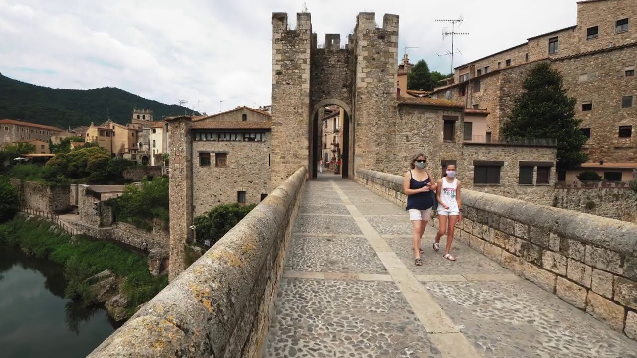 Spacer po europejskim średniowiecznym mieście - Besalu, Hiszpania - 4K 60fps