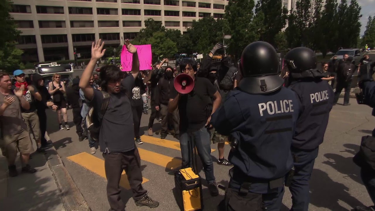 Far-right and anti-racism groups clash in Quebec City