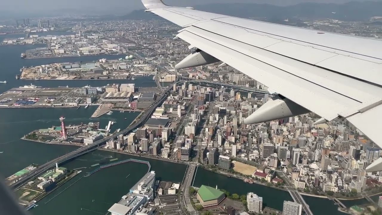 ★【ちょっと怖い】福岡空港　左旋回着陸　When landing, the city looks so close that it's almost scary.Fukuoka city, Japan