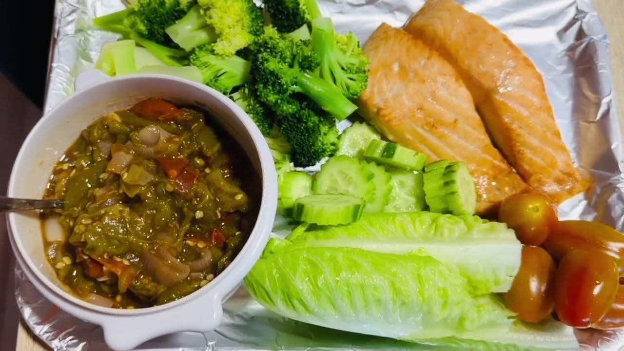 แซลม่อนย่างแจ่วปลาร้าผักต้มผัดสดอร่อยๆจ้า