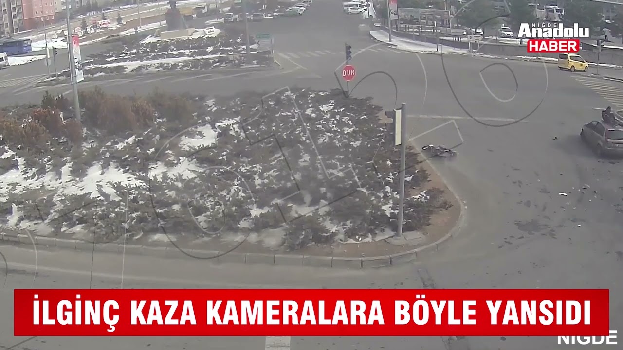 Motosikletine &ccedil;arpan otomobilin tavanına d&uuml;şt&uuml;