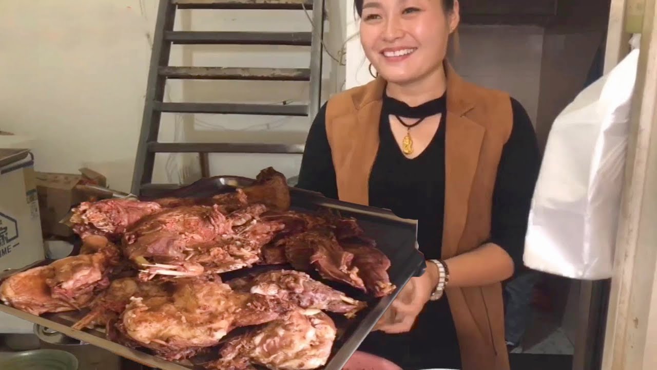 Beautiful women sell dog meat and lamb, 48 yuan 500g, can sell 100 pounds a day