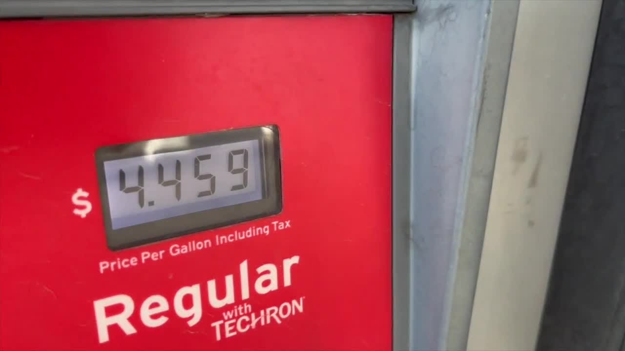 Водители делают все возможное, чтобы снизить стремительно растущие цены на бензин.