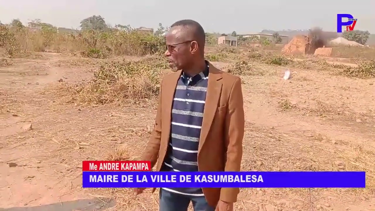 HAUT KATANGA VILLE DE KASUMBALESA ; le maire de la ville en visite du chantier sur le site du stade 