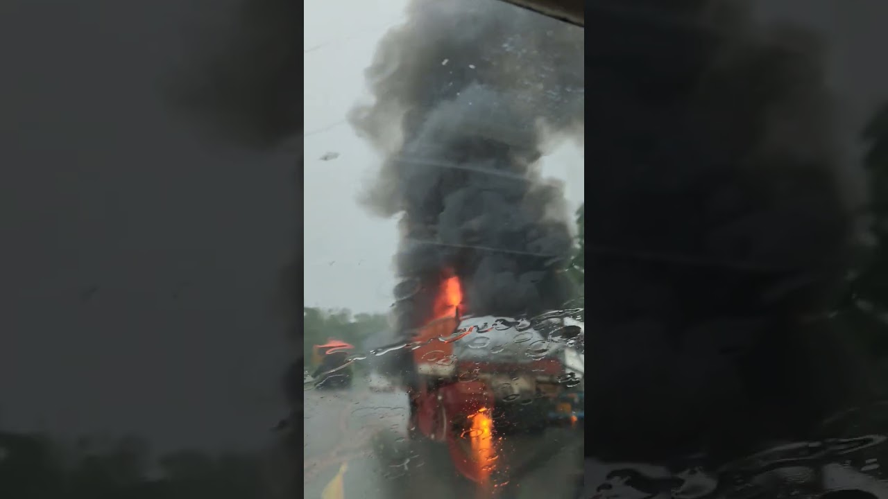 NH 23 HEAVY RAIN 🌧️ ACCIDENT #accidentnews 😔 #heavyrain ⚡#viral 🌩️#vehicles #fire ⛈️ #destruction