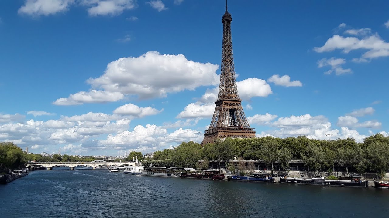 Discovering Paris and île de France.  Paris et île de France,  grand format. Paseo en Paris. 