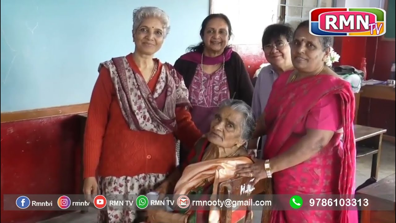 குன்னூரில்1952 ல் பள்ளியில் முன்னாள் மாணவிகள் பழைய புகைப்படங்களை கண்டு  நினைவுகளை பகிர்ந்து கொண்டனர்