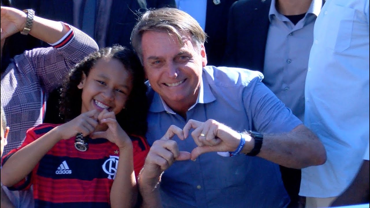 Jair Bolsonaro faz visita à estudante Yasmin, de vídeo que viralizou