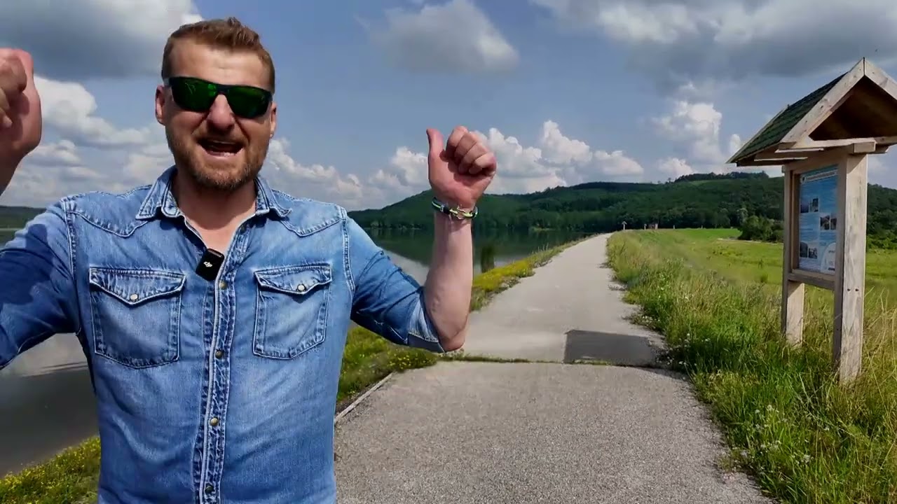 Erdő mélyén rejtőző kolostorrom, tetőn beemelt óriás Biblia és lápán legelésző huculok
