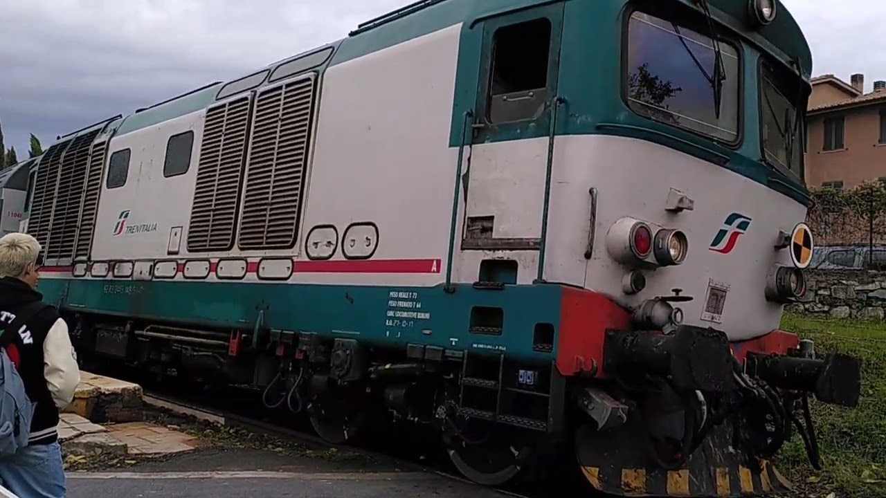 FS Trenitalia D445 1148 in partenza da Asciano-Monte Oliveto Maggiore: 02/11/2023.
