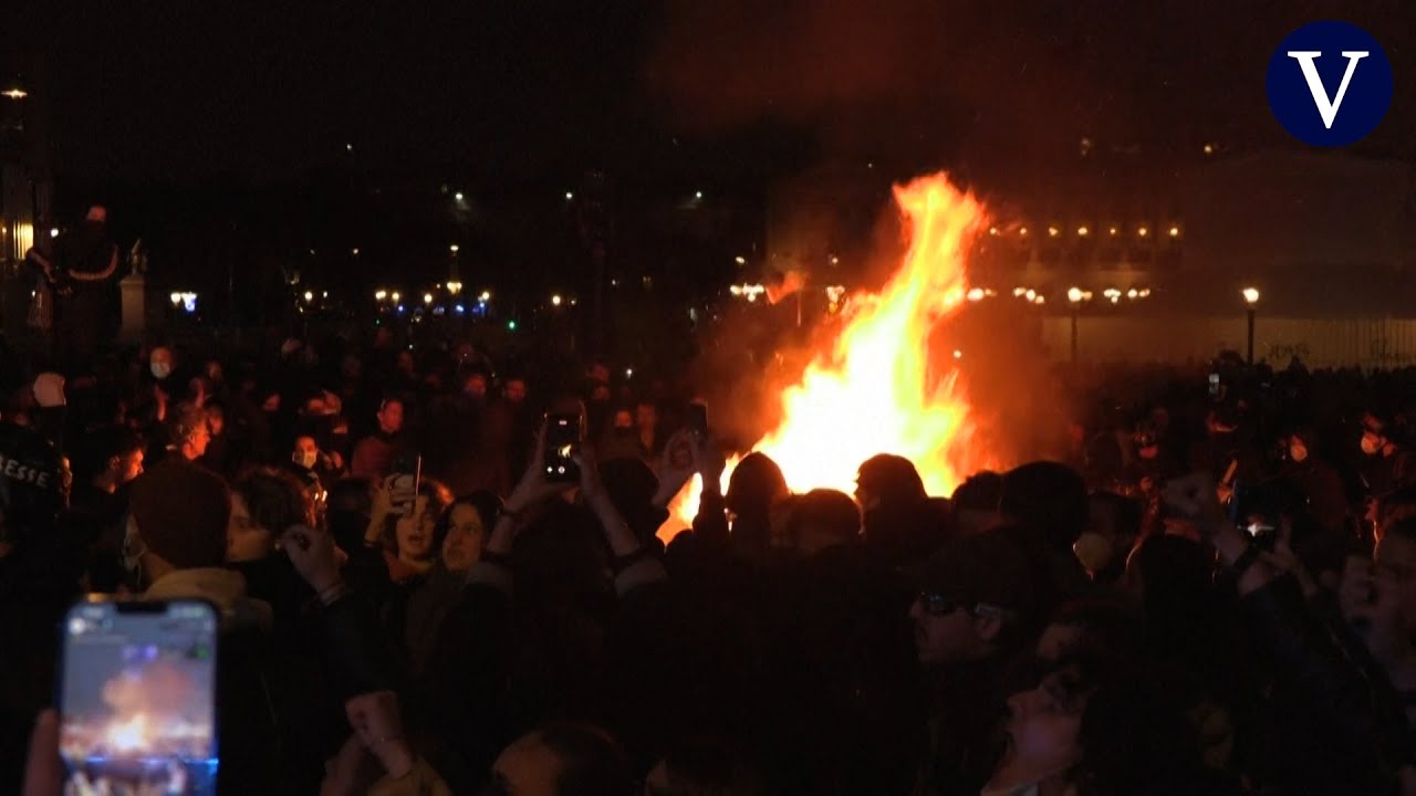 Enfrentamientos con la policía francesa en la segunda noche de protestas en París por las pensiones
