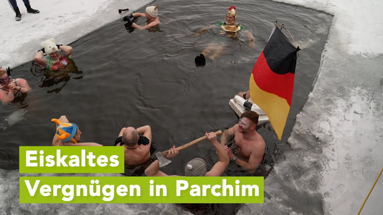 Kostümiertes Eisbaden am Wockersee