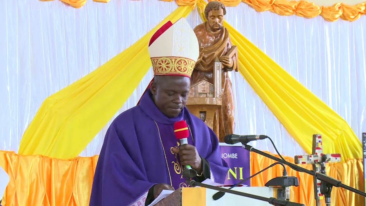 RAIS TEC ATUMA SALAMU ZA RAMBIRAMBI WAKATI WA MISA YA MAZISHI YA ASKOFU MALUMA JIMBO KATOLIKI NJOMBE