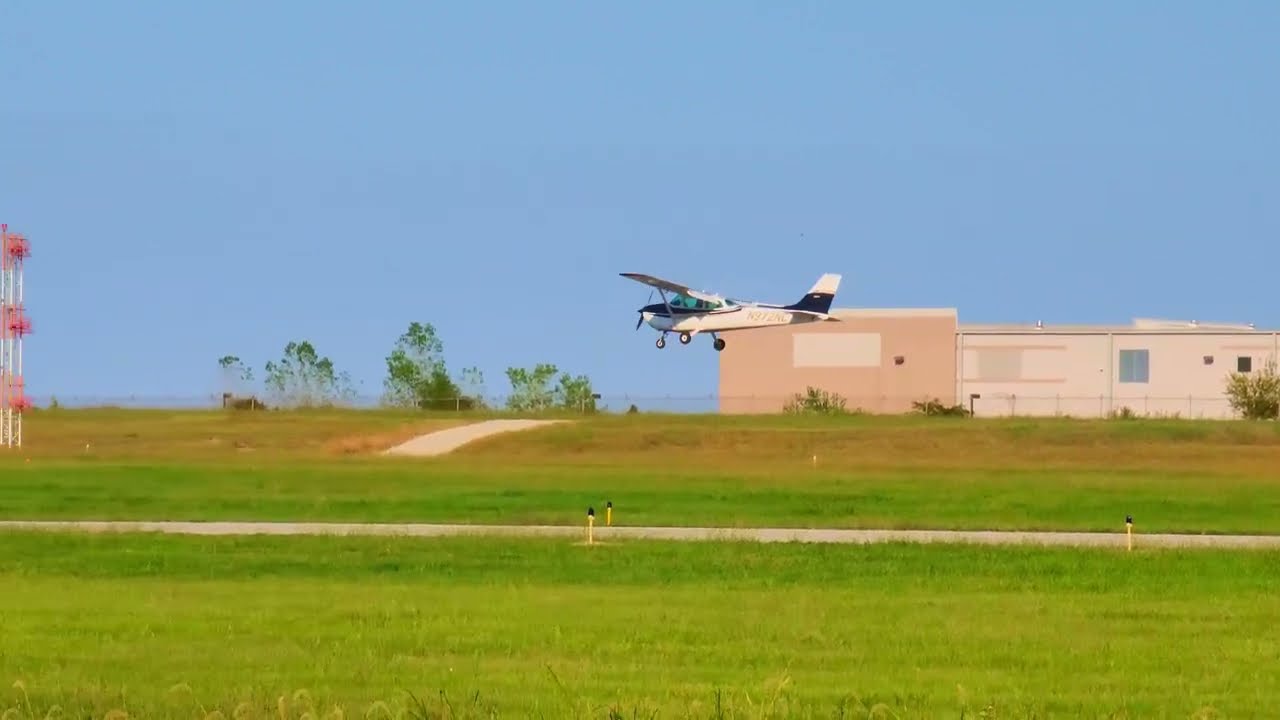 1971 Cessna 172L Skyhawk Comes In To Land At New Century AirCenter (JCI) | N972NC