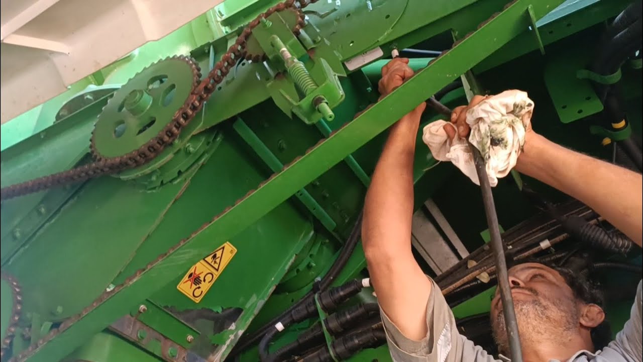 LUBRIFICAÇÃO DOS PONTOS DE GRAXEIRAS NA  COLHEITADEIRA JOHN DEERE S780.