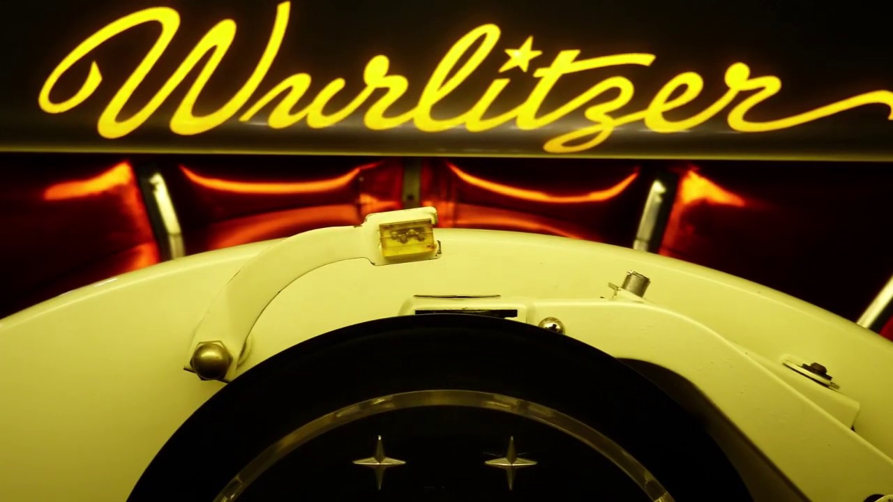 Jukebox Wurlitzer 1800 is playing 