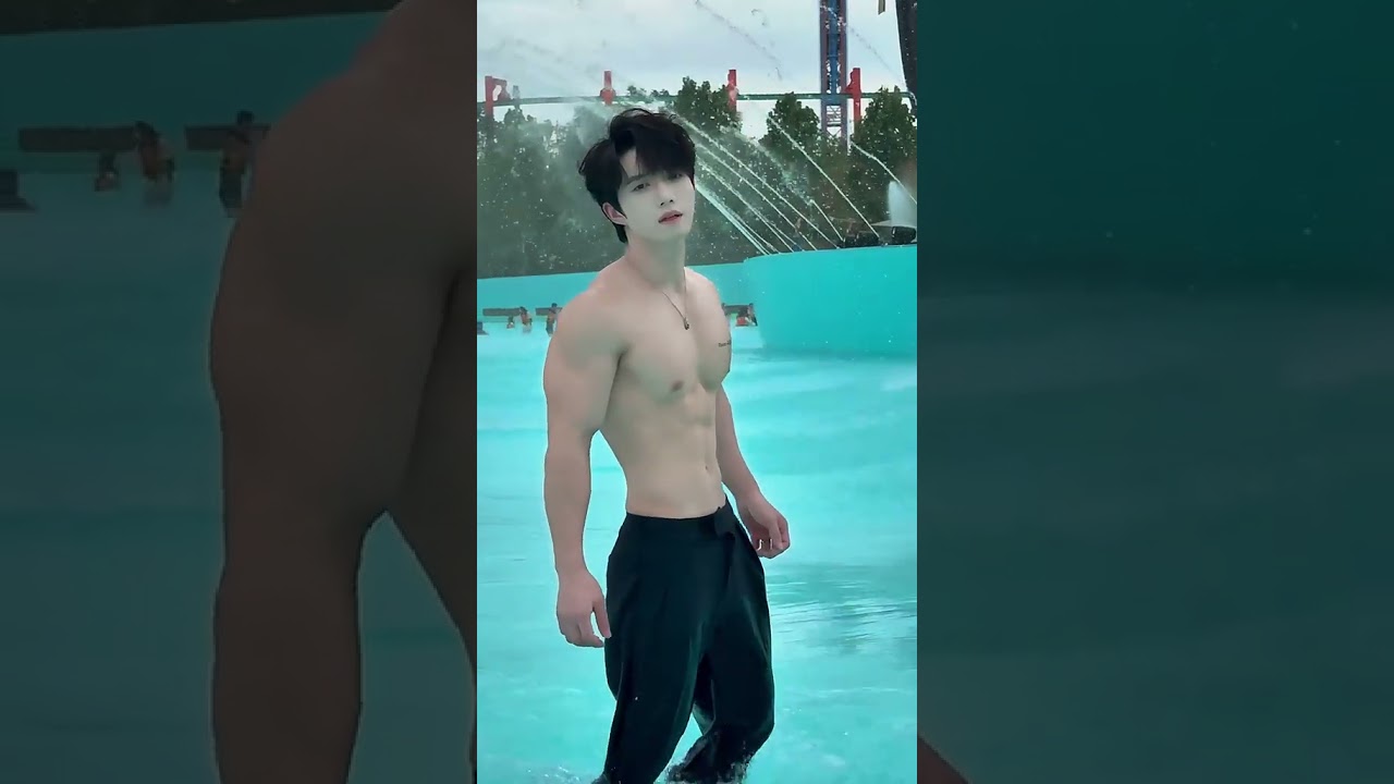 Help me to apply sunscreen ❤️ #Youeryuan #china #abs #waterpark